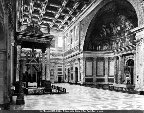 Vista interior da tribuna de Italian School