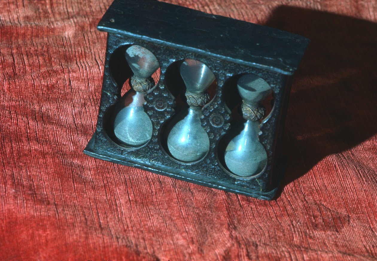 Conjunto italiano de ampulheta, c.1700 (madeira, vidro e areia) de Italian School