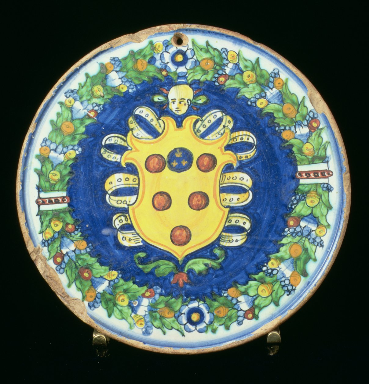 Placa Maiolica que ostenta o brasão Medici com uma borda de folhagem e frutas, italiano, século XVI de Italian School