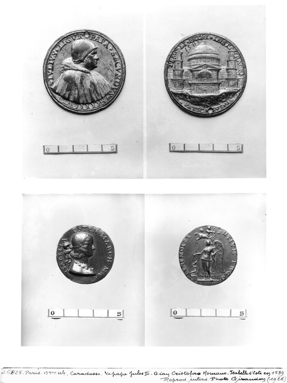 Medalhas representando o Papa Júlio II (1443-1513) com São Pedro de Caradosso e Isabella dEste (1474-1539) por Gian Cristoforo Romano (1465-1512) (metal) de Italian School