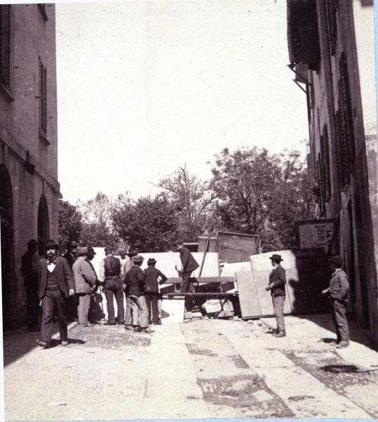 Homens erguendo barricadas na Porta Garibaldi, durante os motins em Milão, de 6 a 9 de maio de 1898 (foto a p/b) de Italian School