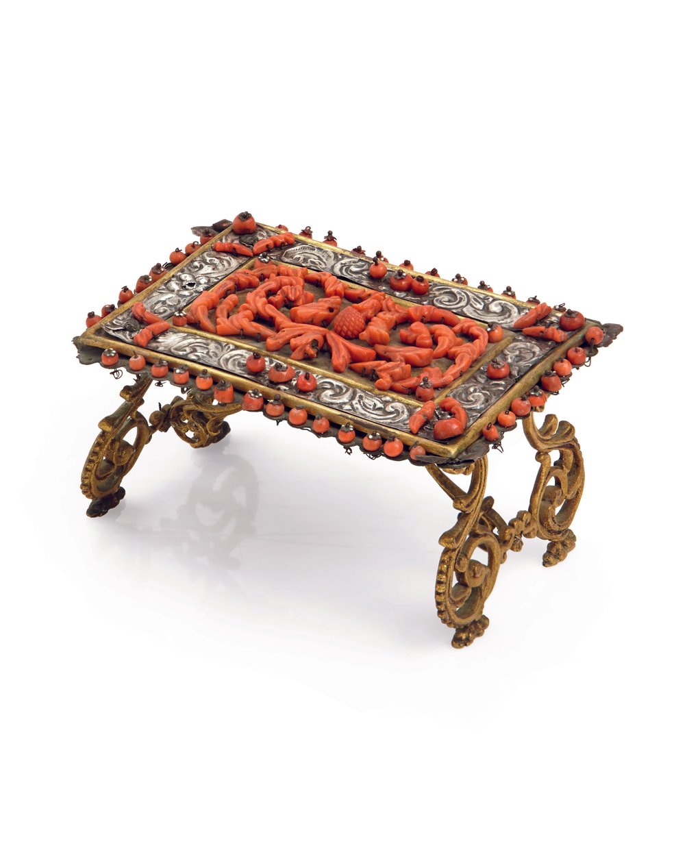 Mesa de casa de boneca em miniatura, Trapani, segunda metade do século 17 (cobre dourado, repousse de prata e coral) de Italian School
