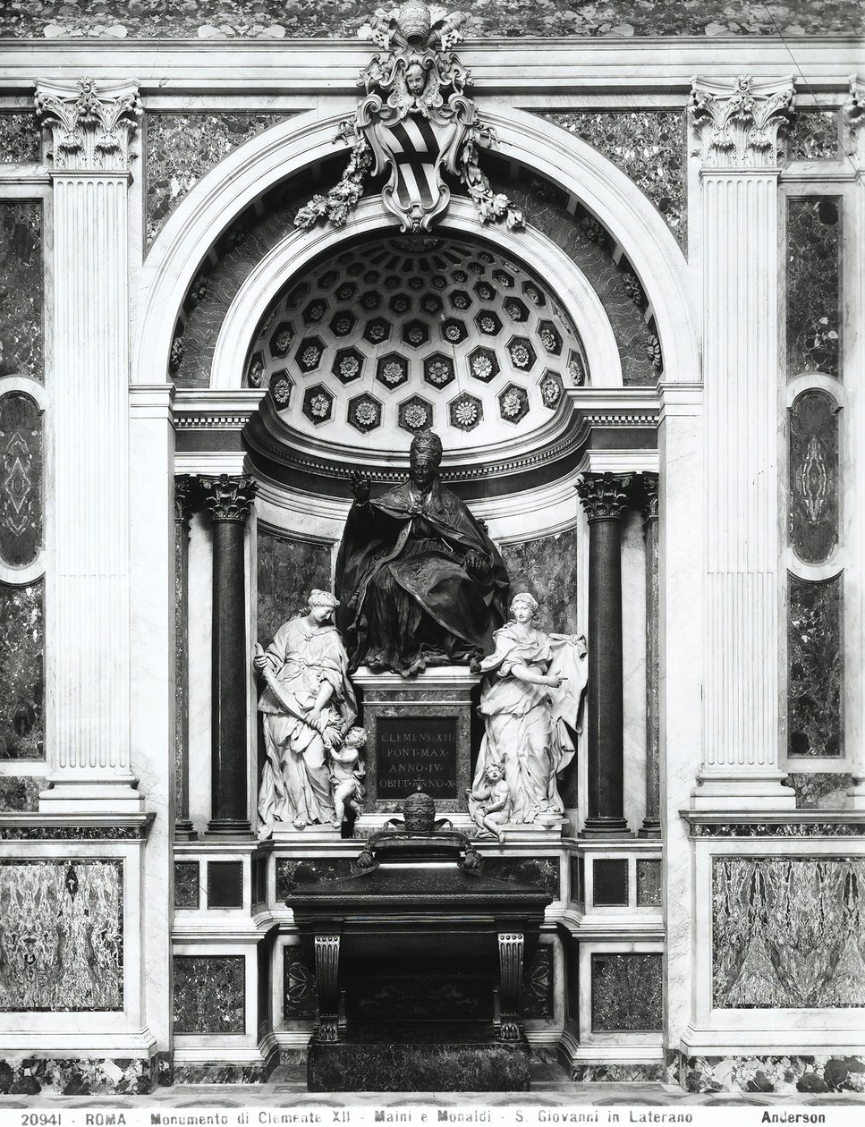 Monumento ao Papa Clemente XII (1652-1740) com urna de pórfiro e colunas do Panteão, entre Temperança (L.) e Prudência (R.) na Capela Corsini (bronze, mármore, pórfiro) (foto a p/b) de Italian School