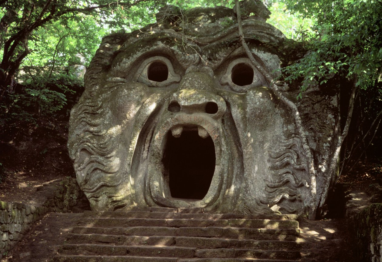 Boca de uma caverna fantástica, escultura em pedra no "Parco dei Mostri" de Italian School