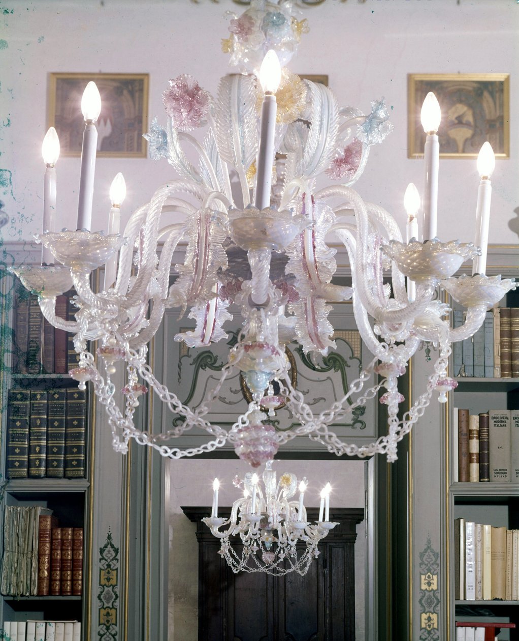 Candelabro de vidro Murano do século XVIII. Palazzo Lechi em Montirone, perto de Brescia. de Italian School