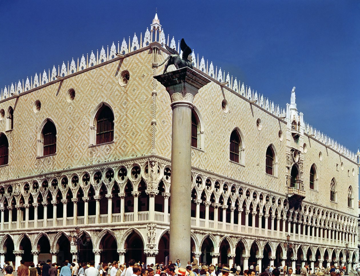 Palazzo Ducale, iniciado c.1340 de Italian School