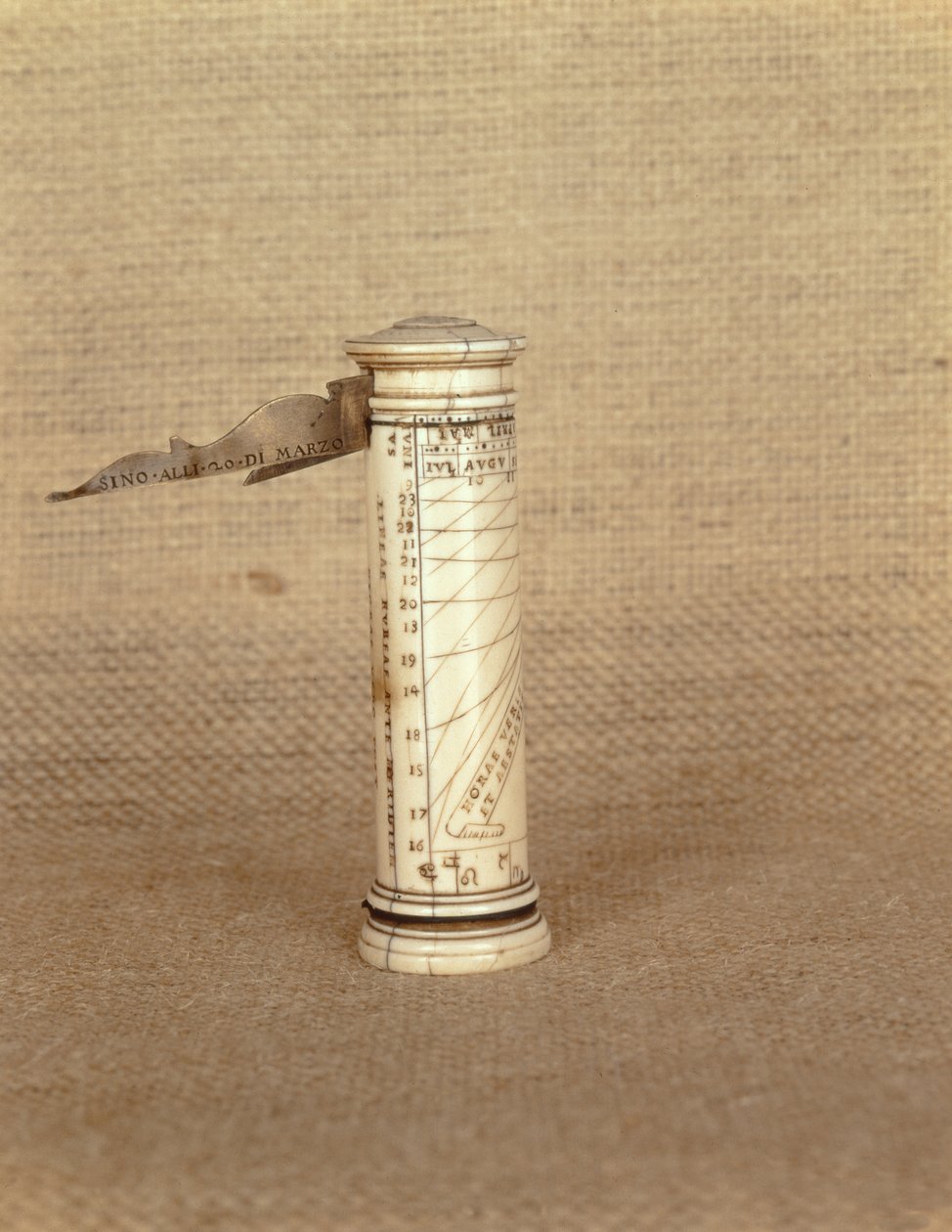 Relógio de sol coluna portátil, assinado D. Stephanus, FF, 1587 (ver também 260251) de Italian School