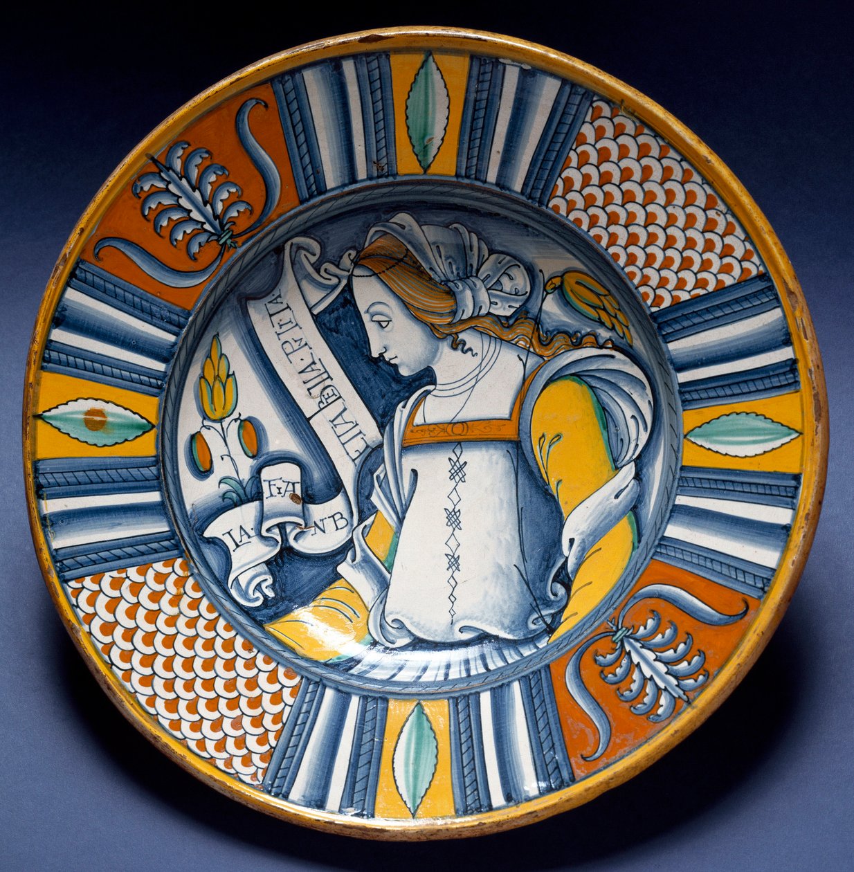 Retrato de uma jovem senhora Placa de cerâmica produzida em Deruta, Itália. 1520 ao redor de Florença, Museo Nazionale del Bargello - Retrato de uma jovem senhora. Placa de cerâmica de Deruta, Itália. ca.1520. Museu Nacional do Bargello, Florença, Itália. de Italian School
