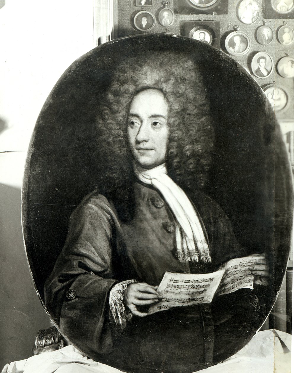 Retrato do compositor Tomaso Giovanni Albinoni (1671-1751) Realizando uma partitura de Italian School