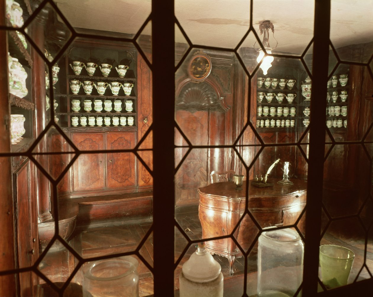 Reconstrução de uma loja de cosméticos do século XVIII de Italian School