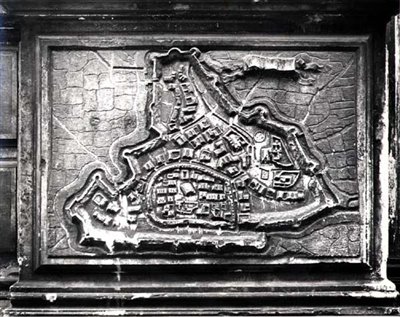Mapa de Alívio da Fachada da Igreja mostrando a Cidade Fortaleza de Modon durante a Guerra Candiana 1645-69 entre os venezianos e os turcos, encomendada pela Família Barbaro (pedra) (foto a p&b) de Italian School