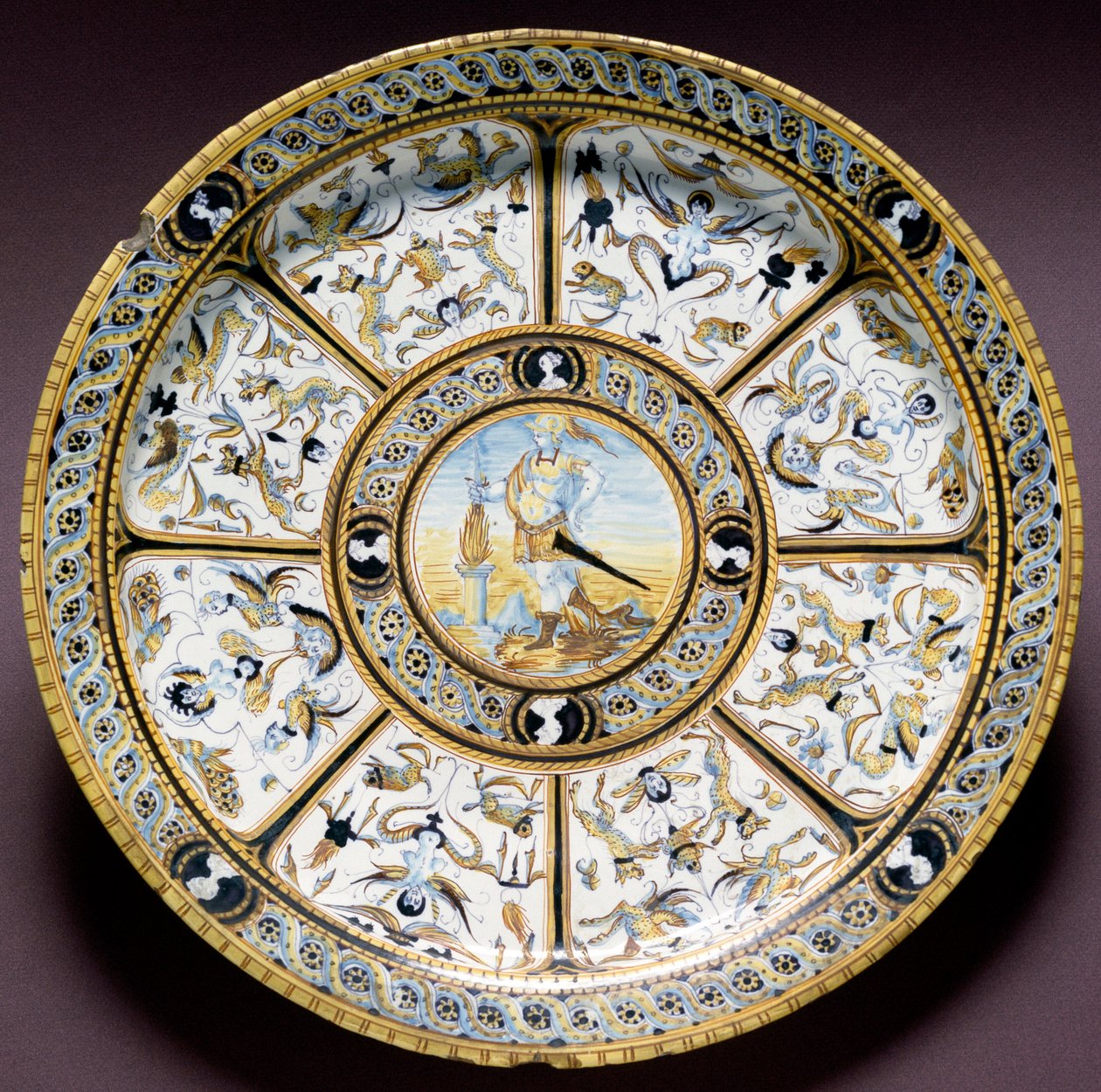 Representação do Heros Scaevola Romano (Muzio Scevola) Placa cerâmica produzida em Urbino, Itália. 1590 aproximadamente Florença, Museo Nazionale del Bargello de Italian School