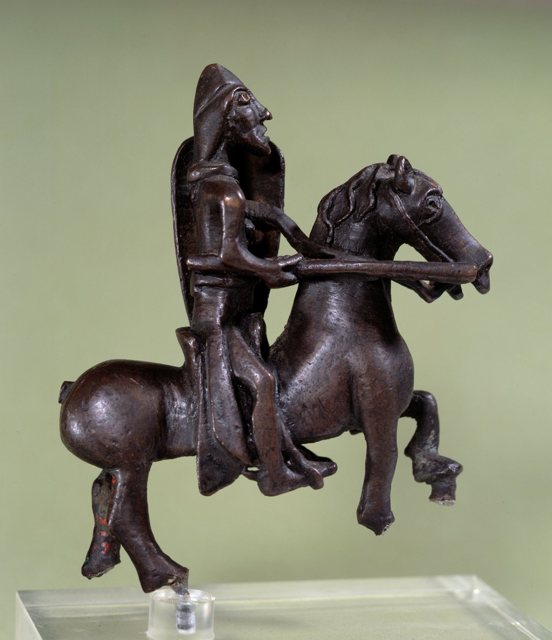 Arte românica: Estatueta de cavaleiro de bronze com armadura. Escultura em bronze da escola italiana. Século XI ou XII. Paris, Museu do Louvre. de Italian School
