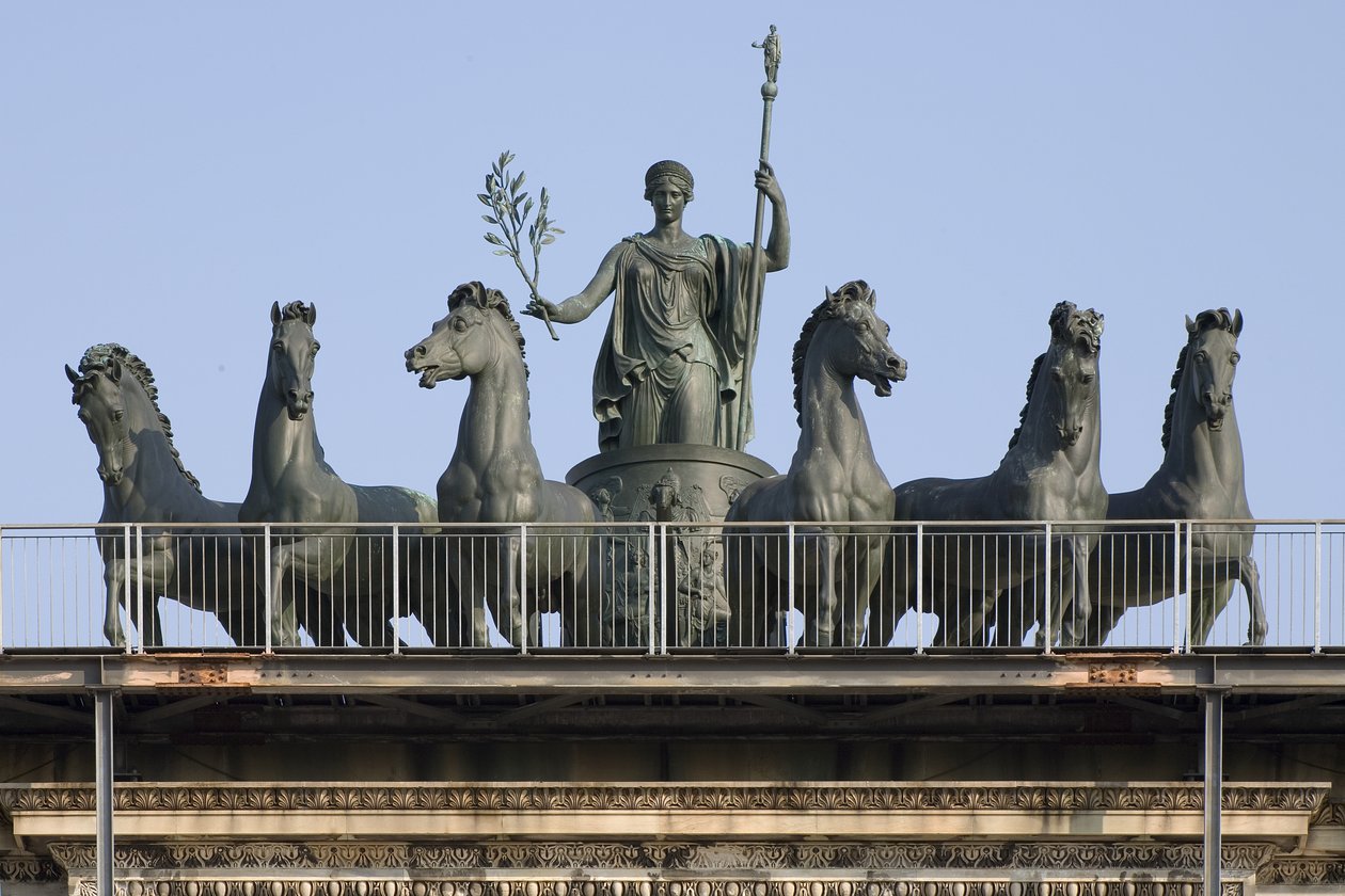 Carruagem de seis cavalos, detalhe do Arco da Paz, Milão, Itália de Italian School
