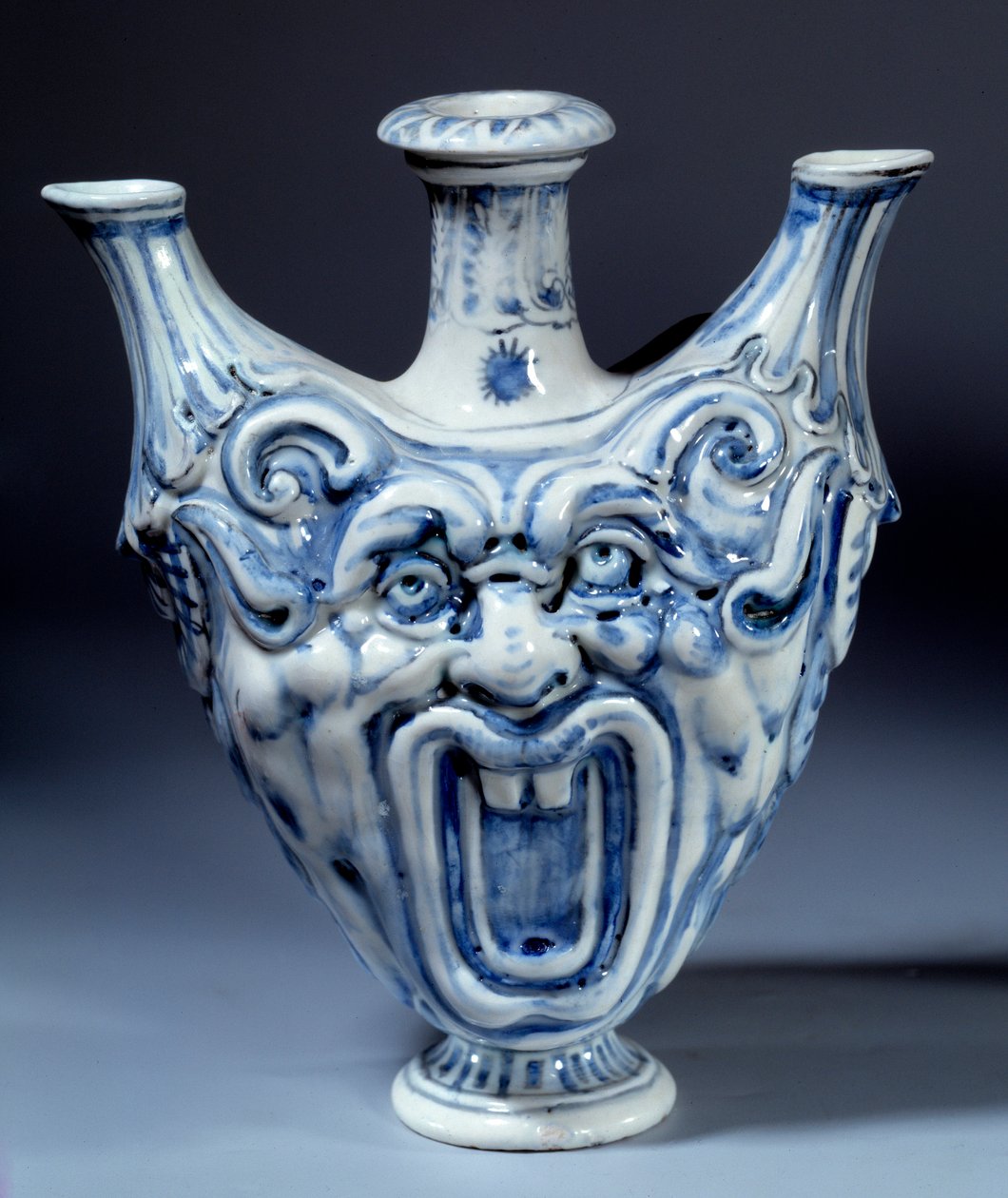 Garrafa de porcelana mole do século XVI, fabricada pela François II de Medicis (1544-1560) Sevres, fabrico de porcelana de Italian School
