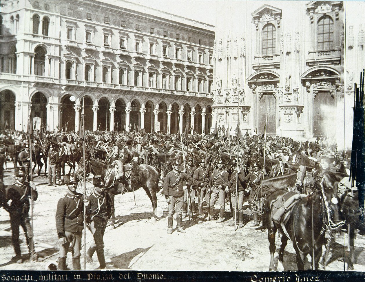 Soldados, sob o comando do general Bava Beccaris, em frente à catedral, durante os tumultos em Milão, de 6 a 9 de maio de 1898 de Italian School