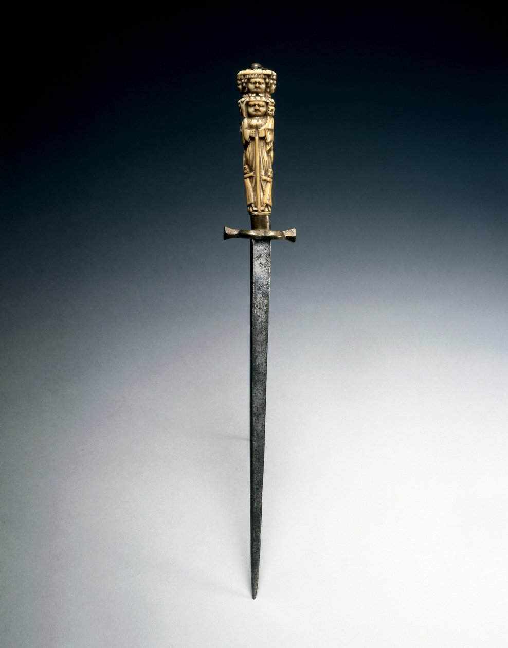Estilete com punho modelado como figuras de Caridade, Justiça e Esperança, c.1650 (aço, latão e marfim) de Italian School