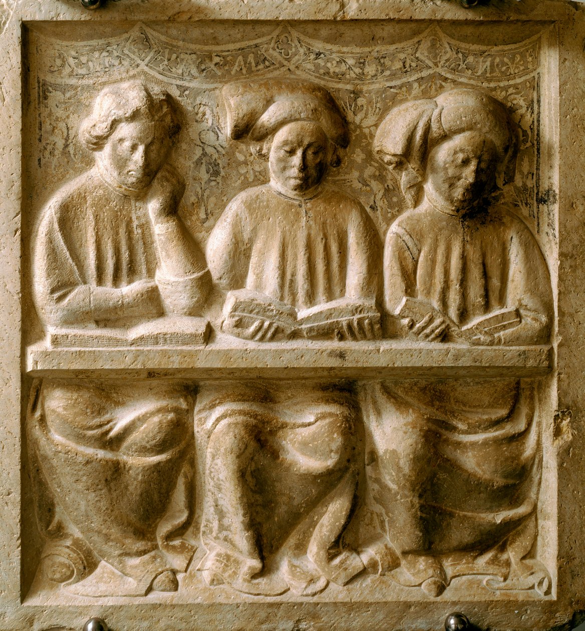 Alunos que seguem um curso. (Baixo relevo de mármore, início do século XIV) de Italian School