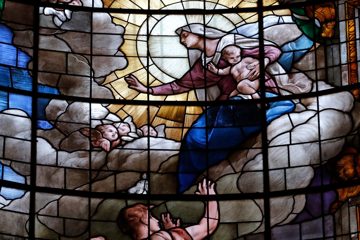 A Assunção da Virgem Maria ao Céu. A janela de vidro manchado. Catedral de Génova, Catedral de São Lourenço. Génova. Itália. de Italian School