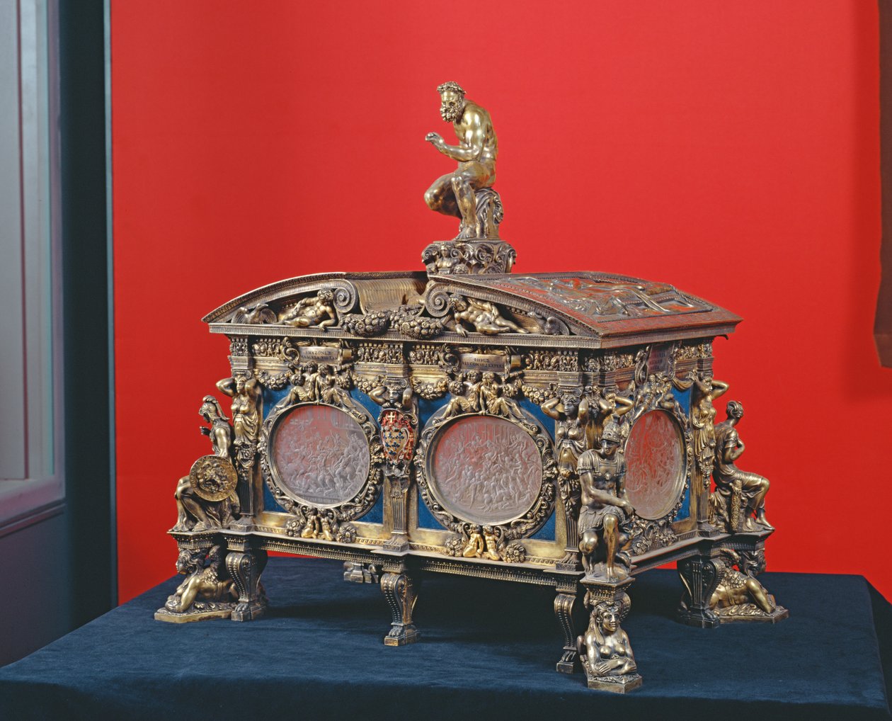 O Baú de Farnese, de Sebastiano Sbarri (fl.1548-61) e Giovanni Bernardo de Castel Bolognese, 1548 (de prata e lápis-lazúli) de Italian School