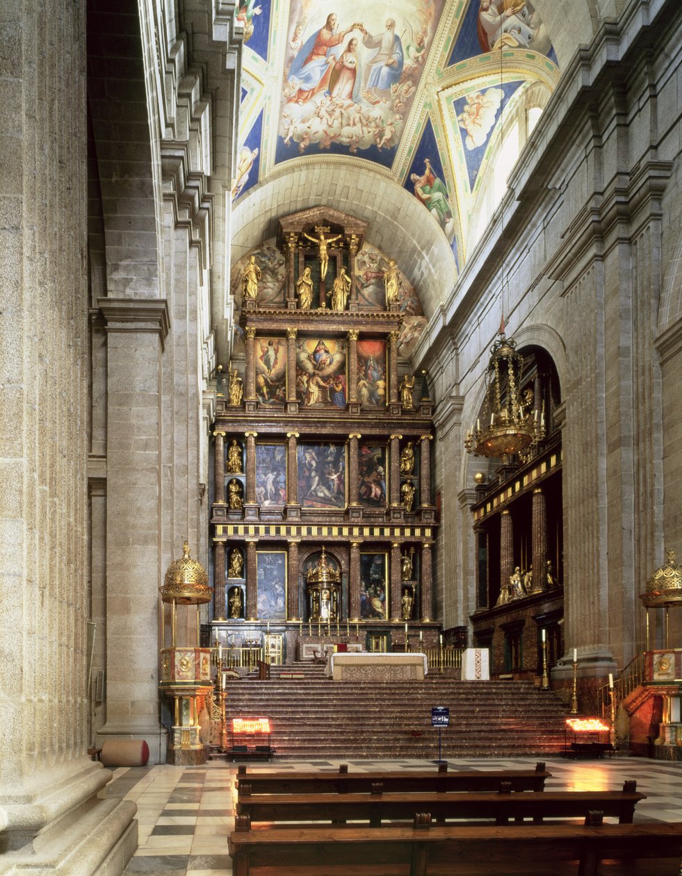 O altar-mor na basílica de Italian School