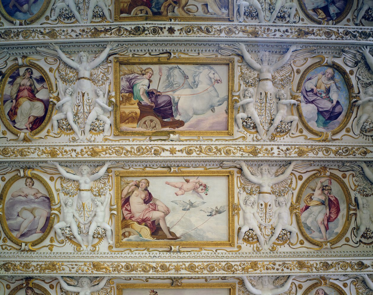 O salão do primeiro andar, detalhe de figuras mitológicas, decoração do tecto de Italian School