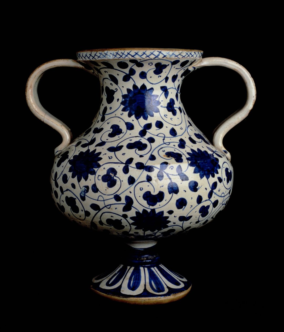 Vaso de vidro de brilho policromado de duas mangas com decoração azul e branca, italiano, fabricado em Deruta, no início do século XVI (cerâmica) de Italian School