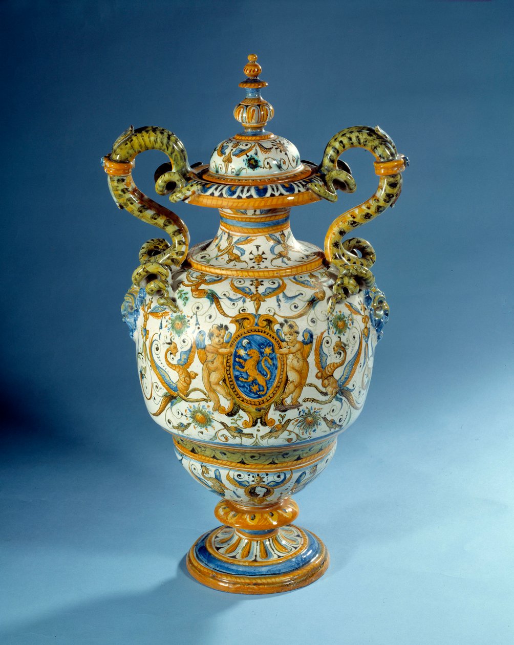 Vaso com cabos torcidos em majolic (maiolica) feito nas fábricas de faiança de Patanazzi na Itália (final do século 16 e 17) Paris, Museu do Louvre de Italian School