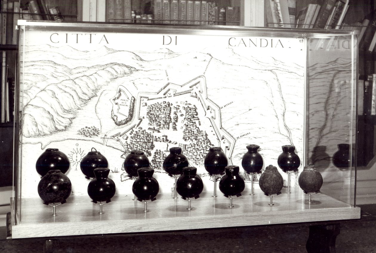 Bombas venezianas e um mapa da cidade de Creta de Italian School