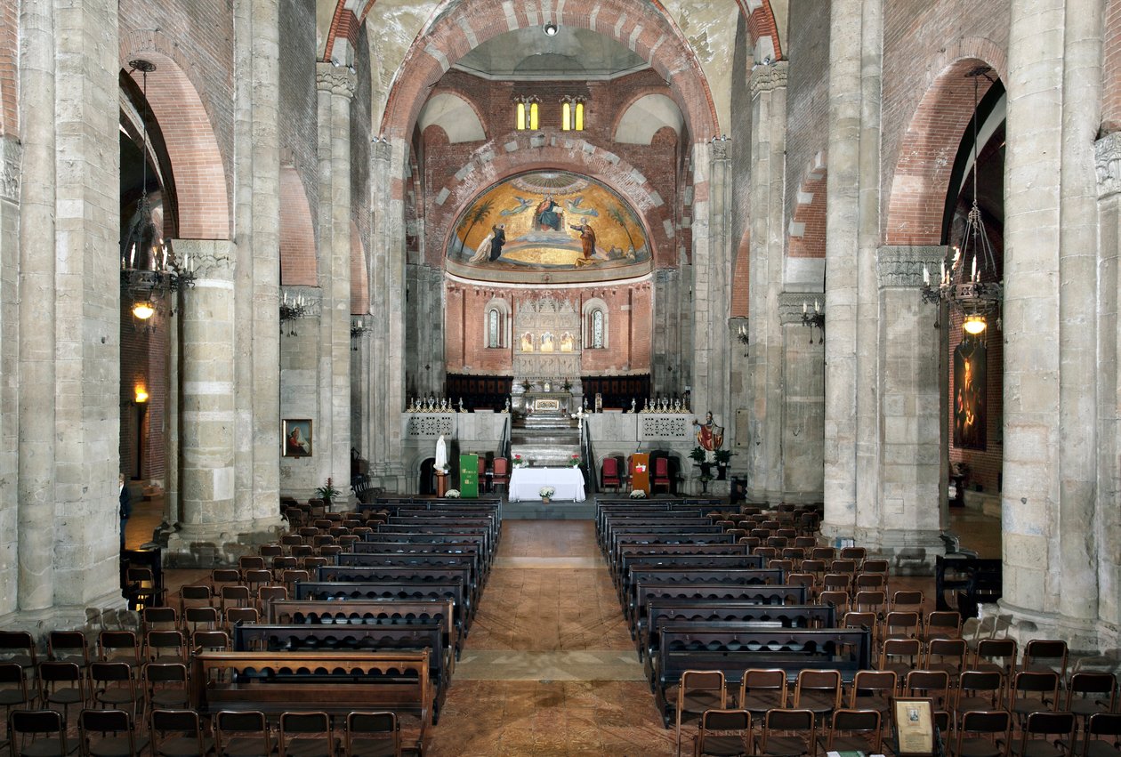 Vista da nave (século XII) de Italian School