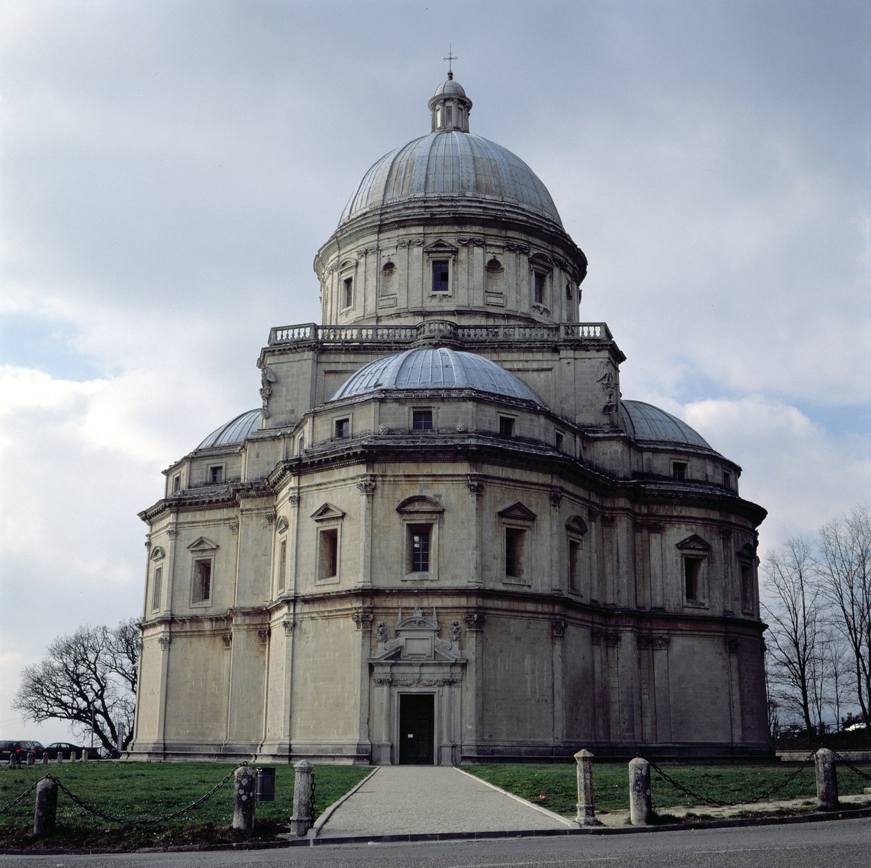 Vista de Santa Maria della Consolazione, desenhada pela Cola da Caprarola e completada por Ambrosio Barocci e Francesco da Vita, construída 1508-24 de Italian School