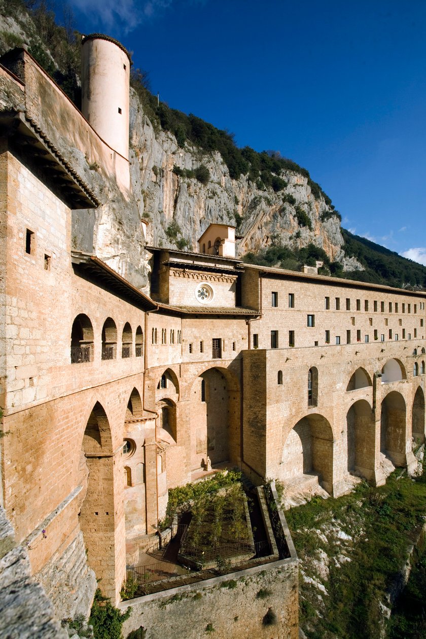 Vista do Mosteiro de São Benedetto (Sacro Speco) construído a partir do século XII, Subiaco (Roma), Itália de Italian School