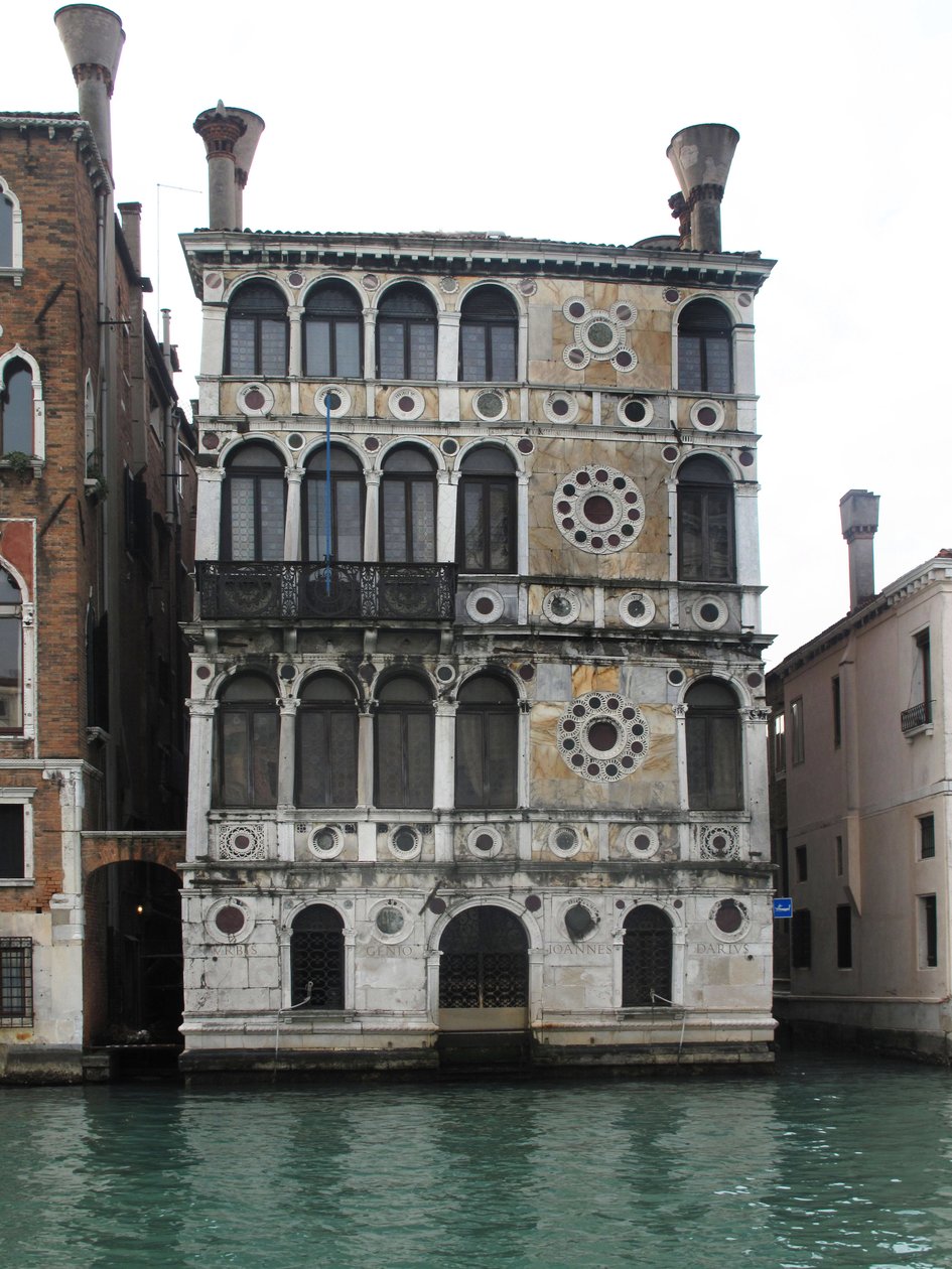 Vista do Palazzo (Palácio) Dario (ca Dario) em Veneza no Canal Grande. Palácio do século XV (foto) de Italian School