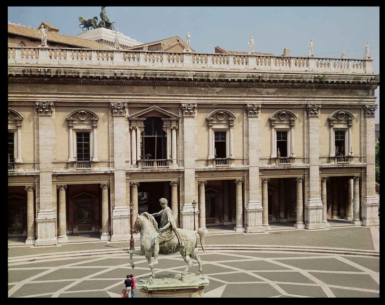 Vista do Palazzo Nuovo e da estátua equestre de Marco Aurélio (121-180 dC) de Italian School
