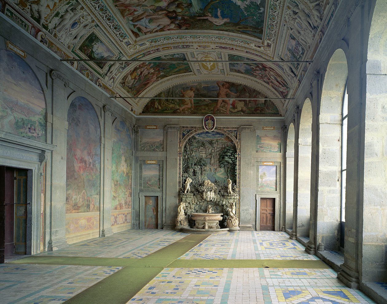 Vista da Sala dErcole (Hall de Hércules) no piano nobile, com uma fonte no outro extremo (ver 95806) desenhada por Jacopo Vignola (1507-73) e com afrescos em parte por Federico Zuccaro (1540-1609) 15 de Italian School