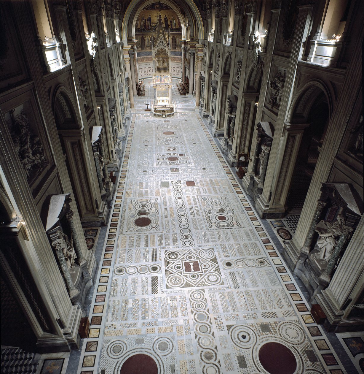 Vista da nave central da Basílica de São João (San Giovanni in Laterano) de Italian School