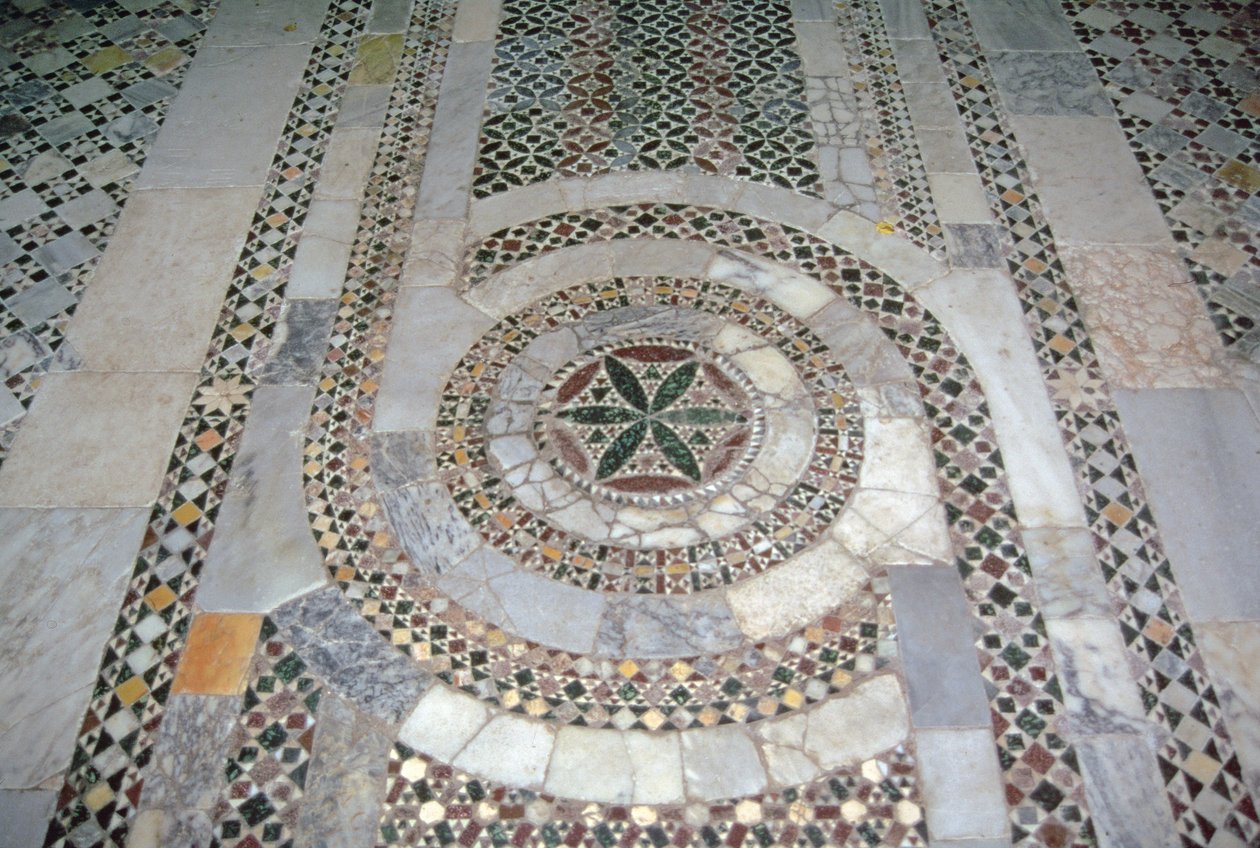 Vista do pavimento cosmatesco, século XII de Italian School