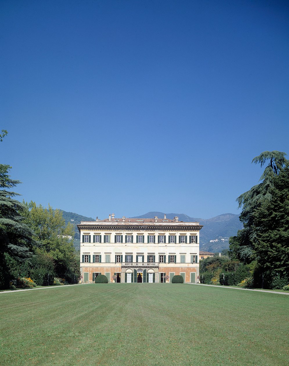 Vista da fachada de Villa reale di Marlia (ou Palazzo Orsetti) de Italian School
