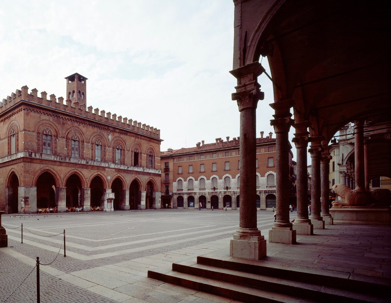 Vista da praça principal (Piazza del Comune) de Italian School