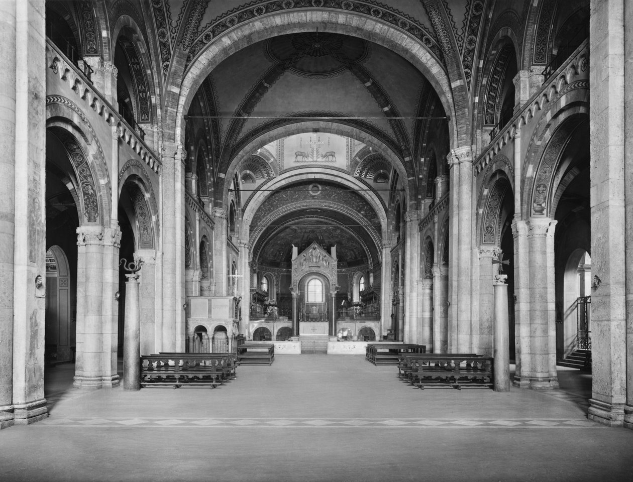 Vista da nave para a abside, c.1120 de Italian School