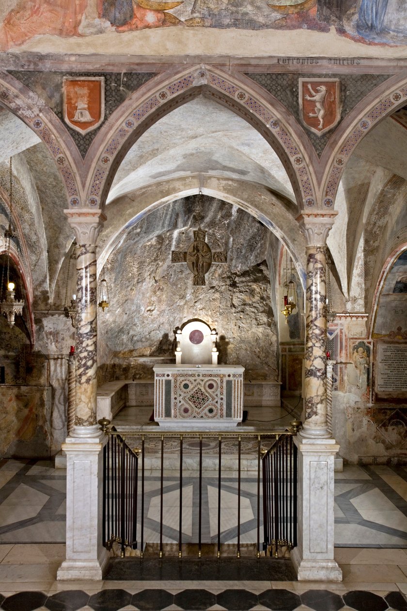 Vista do presbitério da Igreja Alta com o altar principal em estilo cosmatesco. Século XIII. Mosteiro de São Benedetto (Sacro Speco), Subiaco (Roma), Itália de Italian School