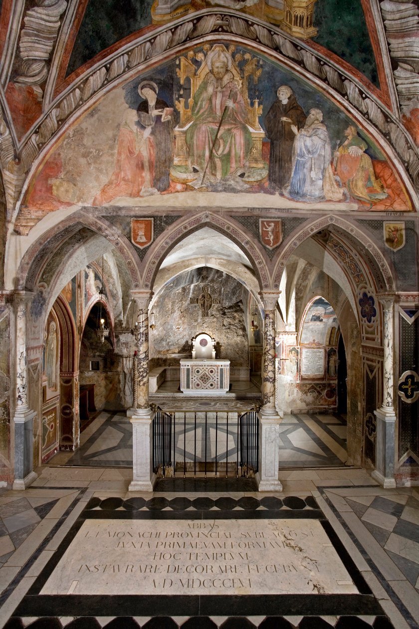 Vista do presbitério da Igreja Alta com o altar principal em estilo cosmatesco, acima do afresco retrata São Benoît de Nursia em trajes pontifícios no púlpito rodeado de santos e membros da família Anicia, família da nobreza romana de Italian School