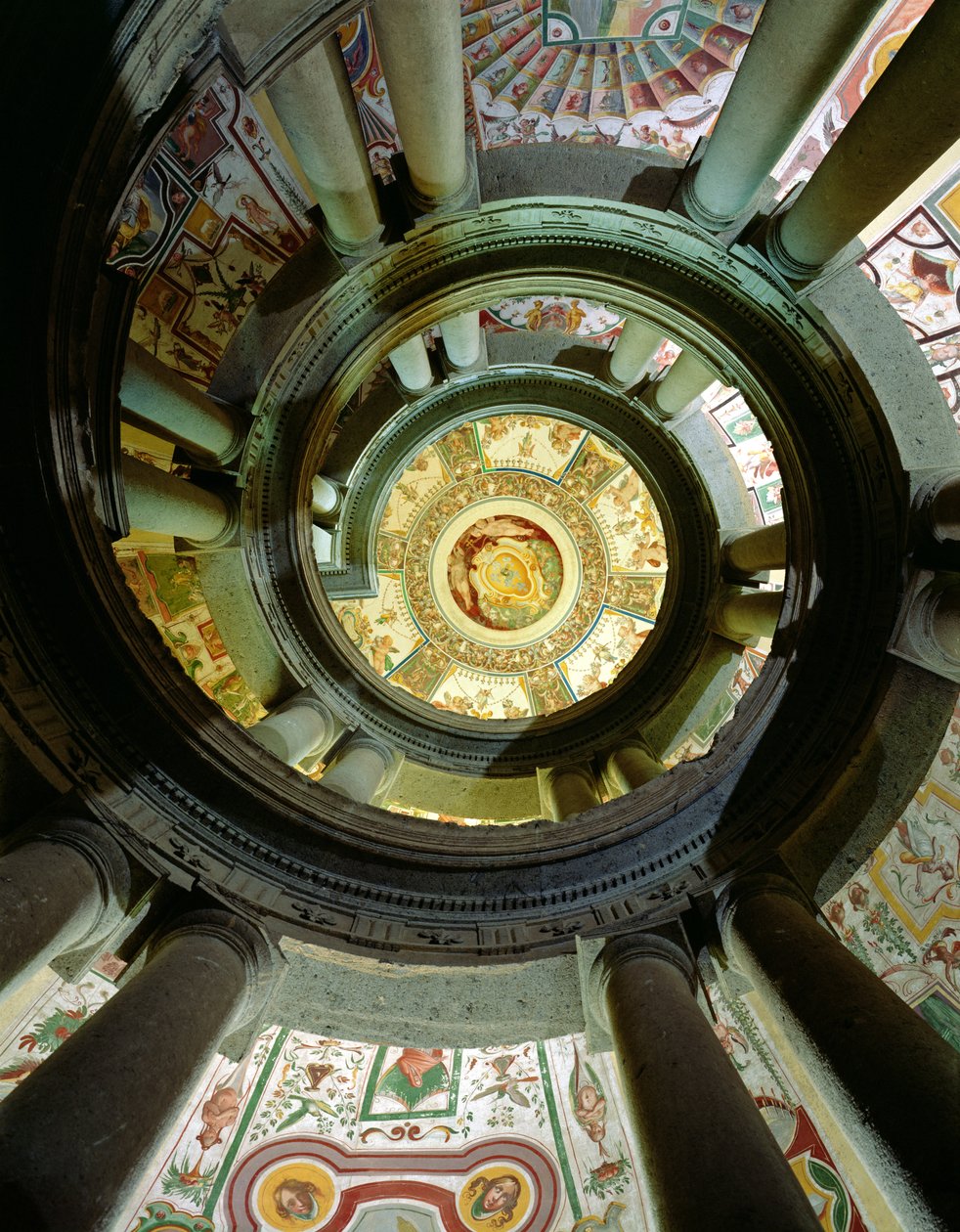 Vista da escada em espiral de pedra olhando para o teto, projetado por Jacopo Vignola (1505-73) e seus sucessores, 1557-83 de Italian School