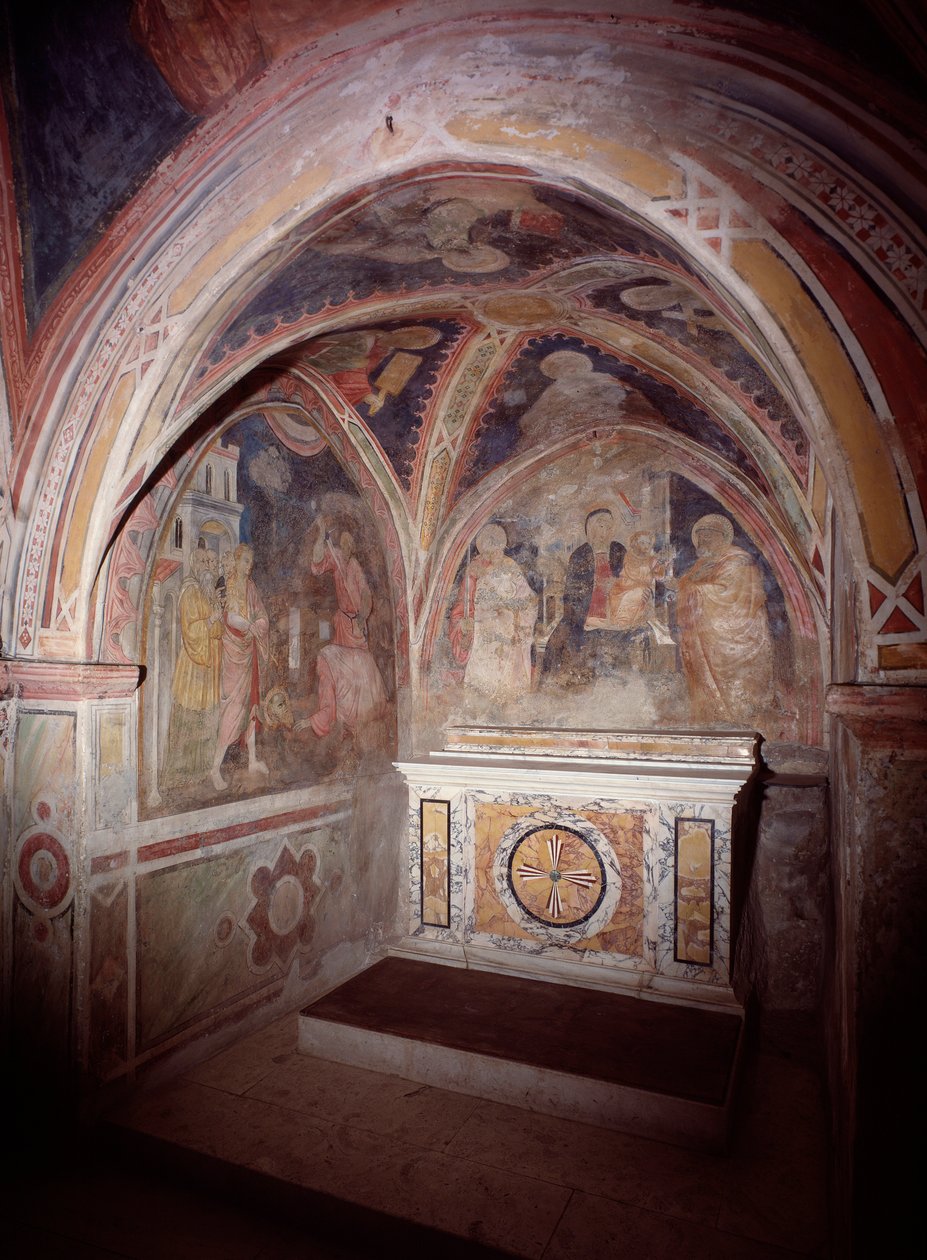 Vista do presbitério da igreja superior com o altar em estilo cosmatesco de Italian School