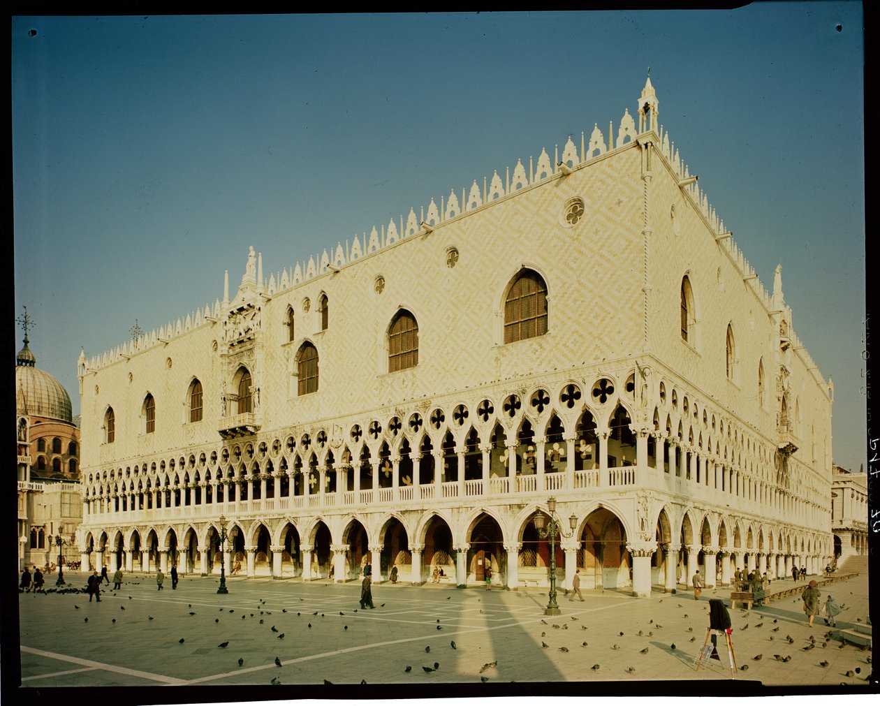 Vista da fachada oeste do Palazzo Ducale, do século 14 ao 15 de Italian School