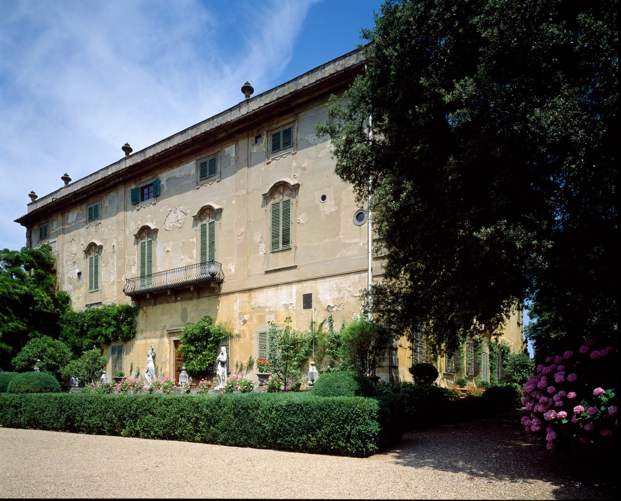 Vista da fachada ocidental da Villa La Pietra de Italian School