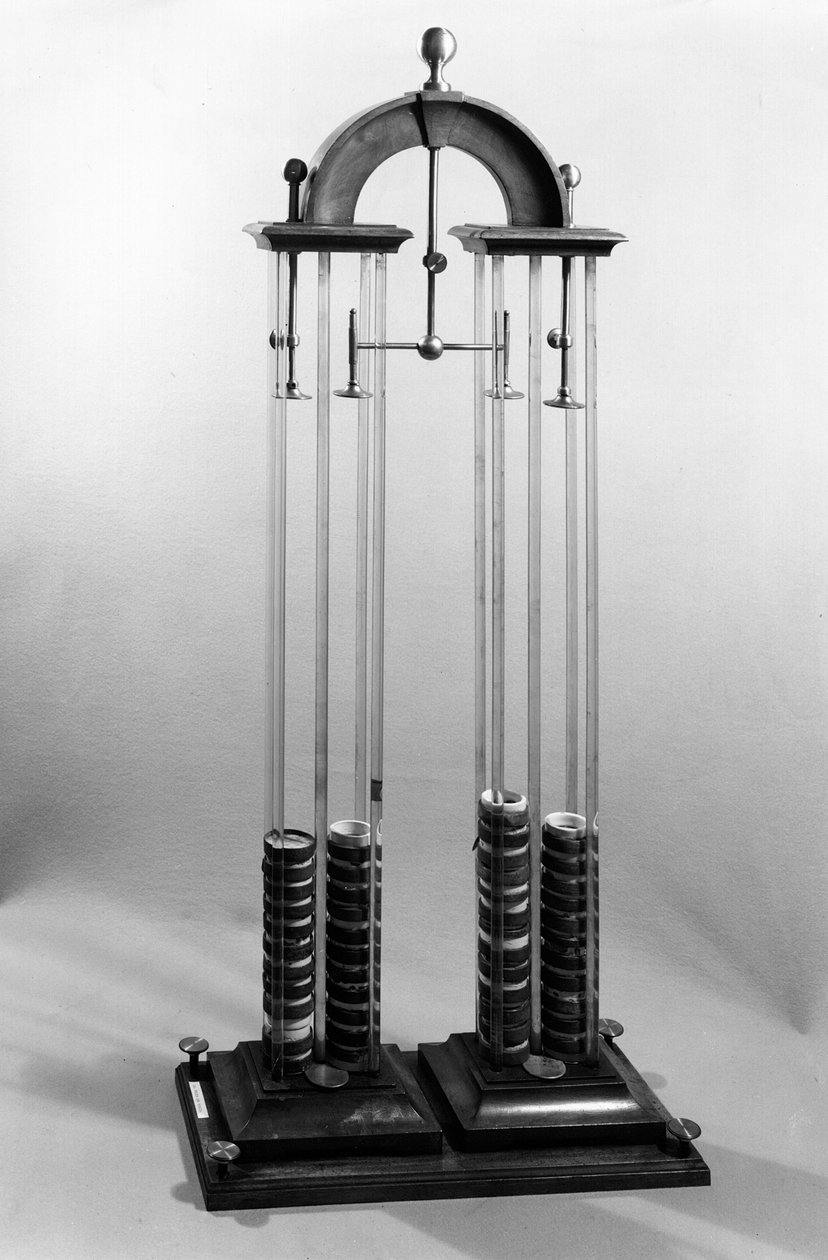 Pilha voltaica (bateria) feita para o físico Jacques Alexandre Charles (1746-1823) por Alessandro Volta (1745-1827) 1800 (metal e vidro) de Italian School