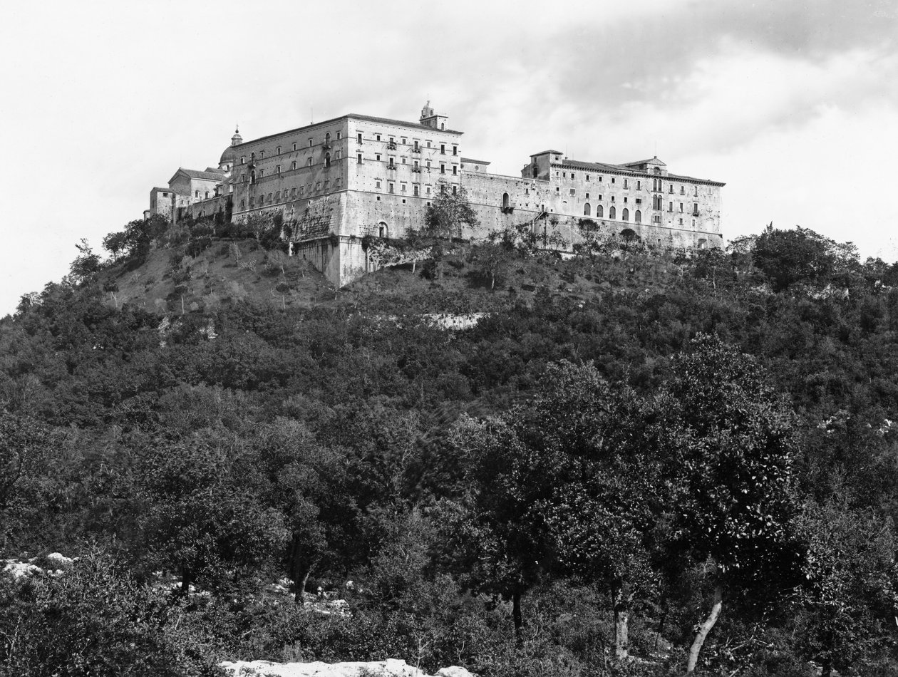 Vista geral do exterior da abadia em Monastery Hill de Italian School Italian School