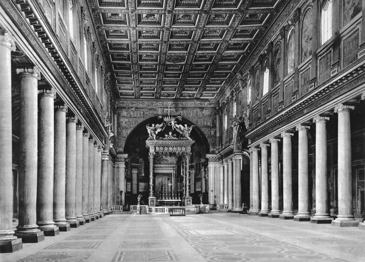 Vista interior da nave principal de Italian School Italian School