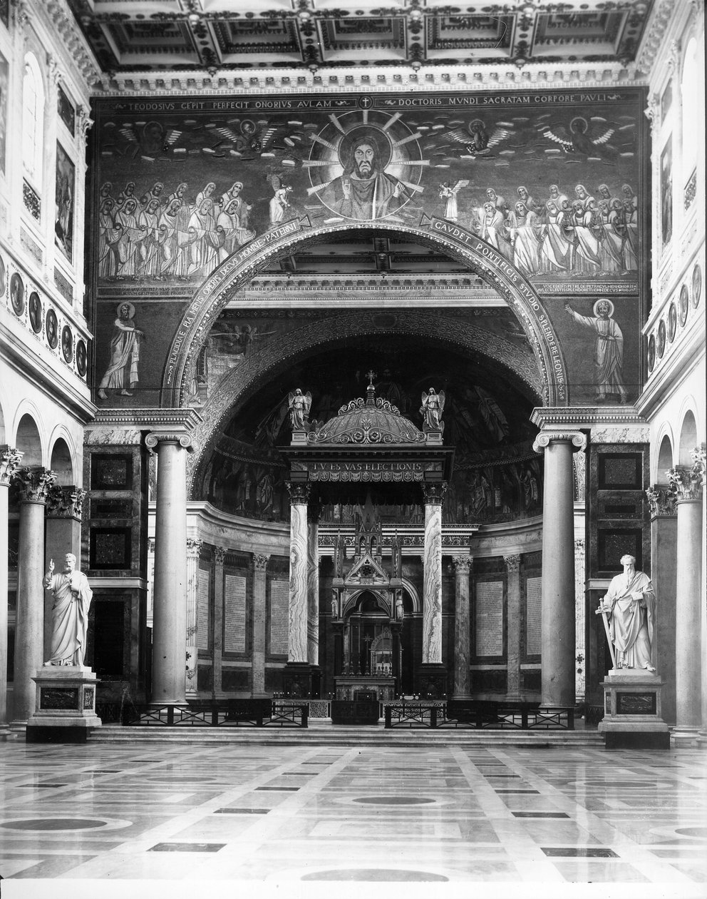 Vista do altar-mor encimado por um tabernáculo de Arnolfo di Cambio (c.1245-1310) e com o túmulo de São Paulo abaixo de Italian School Italian School